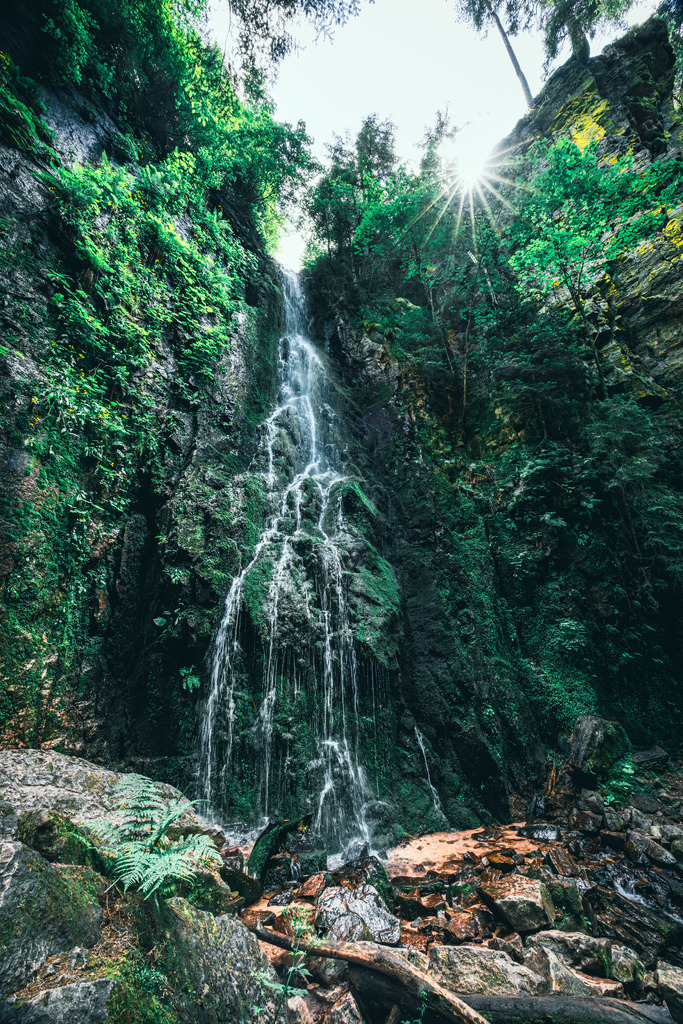 Burgbachwasserfall | Eine Aufnahme des Burgbachwasserfalls mit einfallendem Sonnenlicht.