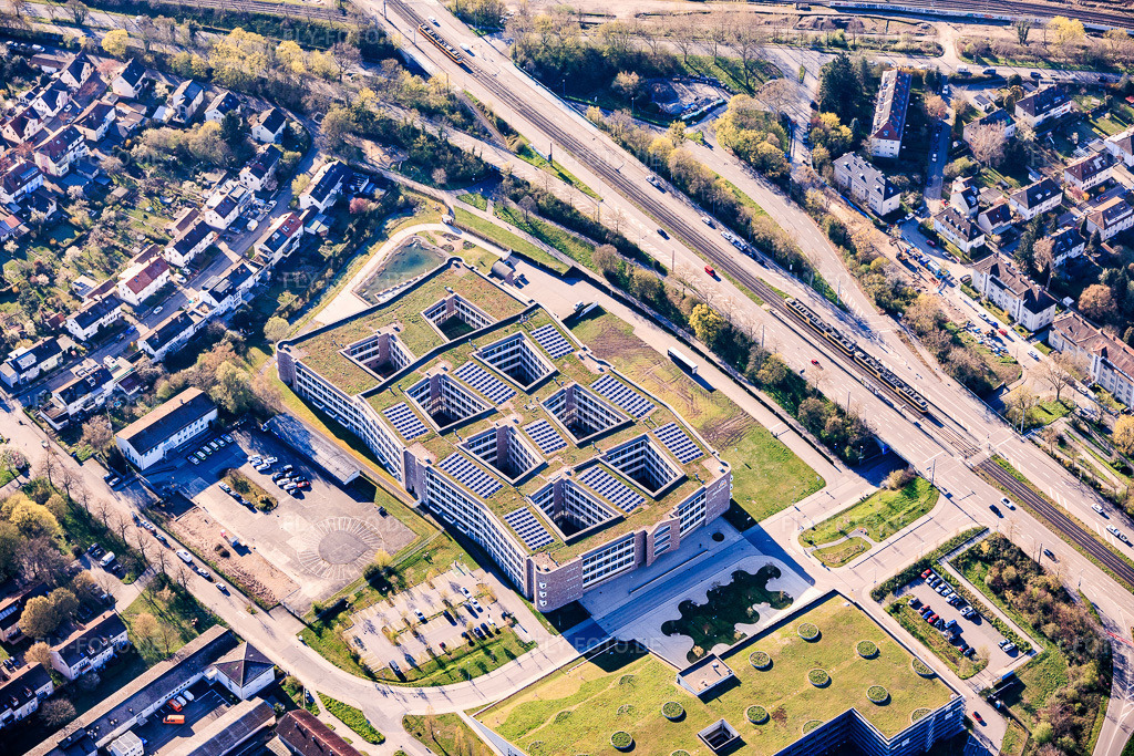 Luftbild: dm-dialogicum (Zentrale) und dmTECH GmbH im Ortsteil Durlach in Karlsruhe im Bundesland Baden-Württemberg in Deutschland. Foto: IMG_154077.jpg vom 02.04.2026 durch Werner Riehm/FLY-FOTO.deAuflösung des Originals: 6000 x 4000 pxWWW.DM.DE