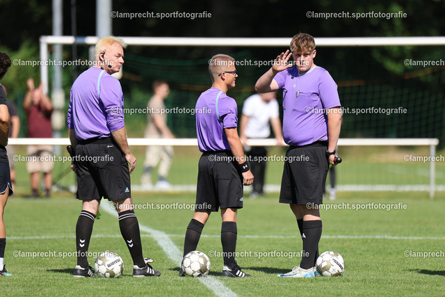 Fußball I Herren I Saison 2025-2026 I Verbandsliga Süd I 7. Spieltag I SV Schackendorf - SV Azadi Lübeck I 06.09.2025.008 | v.l. Christian Schmidt (1. Assistent), Malik Matthies (Schiedsrichter), Louis Gellert (2. Assistent) - Realisiert mit Pictrs.com