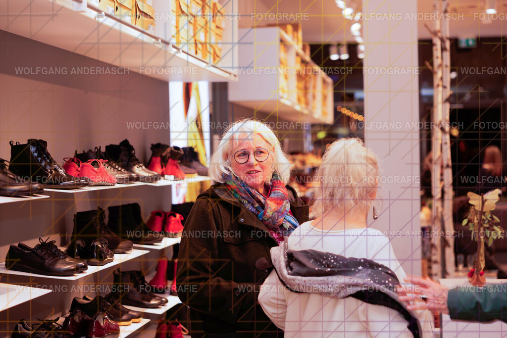 20251130-104811_Schmuck_R3A_0196_wa | Eine besondere Vernissage mitten im Flagship-Store von BÄR Schuhe in Frankfurt: Schmuck trifft auf orthopädische Schuhkunst, Design auf Wohlgefühl. Zwischen funkelnden Details und anatomischer Präzision entstand ein Abend voller Stil, Inspiration und echter Handwerksqualität. Ein herzliches Dankeschön an Alexandra Feirer für die großartige Gastfreundschaft und diesen stimmungsvollen Rahmen. - Realisiert mit Pictrs.com
