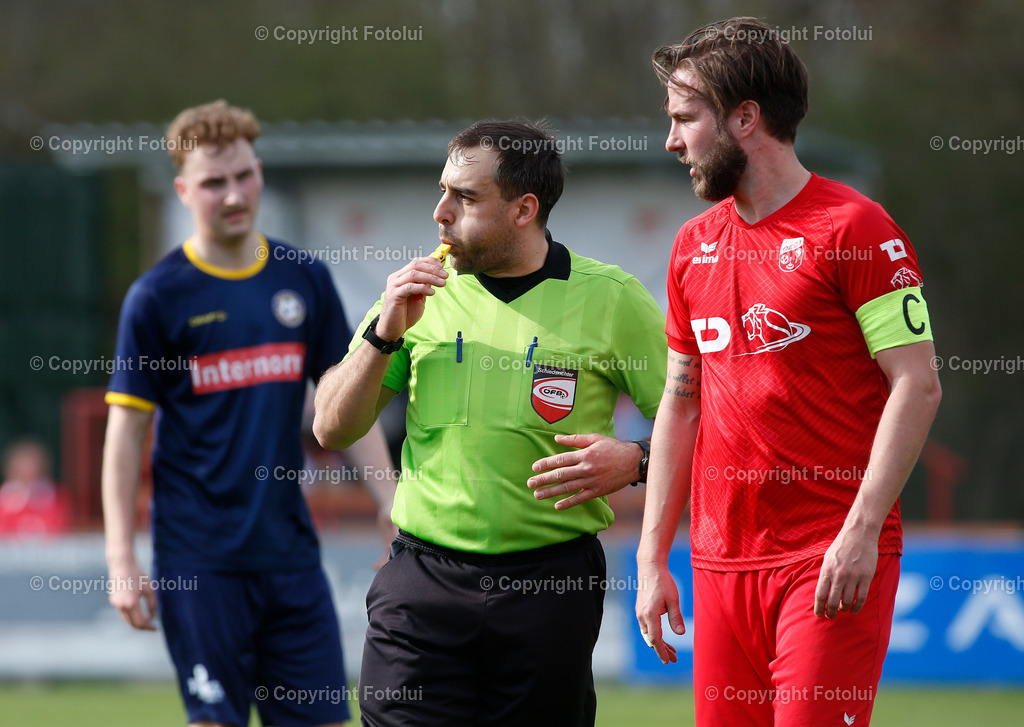 A_LUI_05052025_13 | SPORT,FUSSBALL LL.OST 05.04.2025 IM BILD:SIMON ABRAHAM  (OEDT1B) UND SCHIEDSRICHTE DAVID NORIS BODEA FOTO:  FOTOLUI