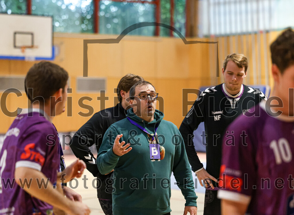 2024-09-21_047_SpVgg_Altenerding_gegen_TSV_1861_Mainburg | Erding, Deutschland, 21.09.2024:Handball, Bezirksoberliga Männer 2024 / 2025, 1. Spieltag, SpVgg Altenerding gegen TSV 1861 Mainburg, Endergebnis: 36:20Trainer Simon Klawe (SpVgg Altenerding)Foto: Christian Riedel / fotografie-riedel.net