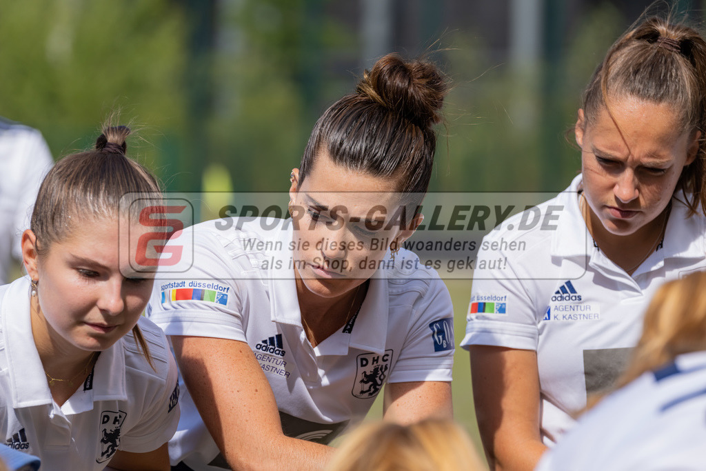 HK_20220903_109531 | 1. Bundesliga Damen Düsseldorfer HC - Berliner HC am 3.9.2022 DHC Düsseldorf, Düsseldorf , Agustina Albertarrio ( Düsseldorfer HC #9 ) , Marie Hahn ( Düsseldorfer HC #2 )