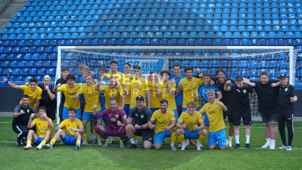 Fußball, Herren, Saison 2025/2026, Regionalliga Nordost, 3. Spieltag, 1.FC Magdeburg II vs. FSV 63 Luckenwalde, Samstag 09.08.2025, Avnet Arena Magdeburg | Fußball, Herren, Saison 2025/2026, Regionalliga Nordost, 3. Spieltag, 1.FC Magdeburg II vs. FSV 63 Luckenwalde, Samstag 09.08.2025, Avnet Arena Magdeburg, Im Bild: Jubelfoto Mannschaftsfoto. Der FSV 63 Luckenwalde jubelt mit einem Gruppenbild über den Auswärtssieg. - Realisiert mit Pictrs.com