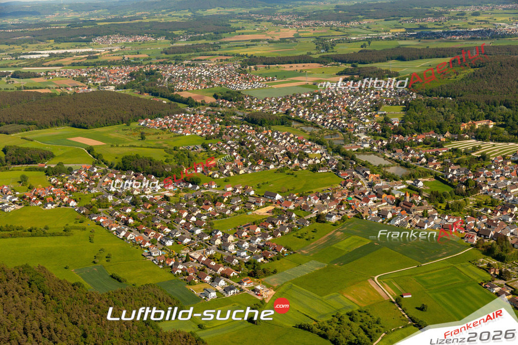 Das Luftbild zeigt :  Heroldsbach - Die Luftaufnahme wurde 2024 vom UL-Flugzeug aus erstellt ( keine Drohne ) - Hochauflösende Luftaufnahme - Für grossformatige Ausdrucke geeignet. Die Geschenkidee !Mit Lizenz und Bildrechte bestellbar