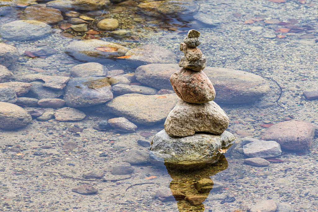 Steinstapel im See Schmaler Luzin in der Feldberger Seenlandschaft | Steinstapel im See Schmaler Luzin in der Feldberger Seenlandschaft.