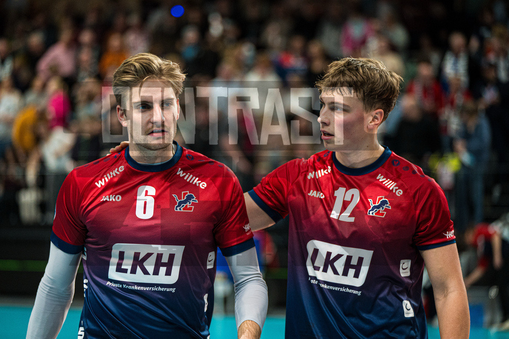 Volleyball I Herren I Saison 2025/2026 I Bundesliga I 10. Spieltag I SVG Lüneburg - WWK Volleys Herrsching | Jackson Clifford Howe (6, SVG Lüneburg) und Santeri Riku Matias Välimaa (12, SVG Lüneburg) in der Satzpause - Realisiert mit Pictrs.com