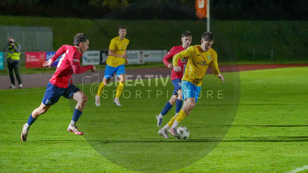 Fußball, Herren, Saison 2025/2026, Regionalliga Nordost, 12. Spieltag, FC Eilenburg vs. FSV 63 Luckenwalde, Freitag 17.10.2025, Ilburgstadion Eilenburg, | Fußball, Herren, Saison 2025/2026, Regionalliga Nordost, 12. Spieltag, FC Eilenburg vs. FSV 63 Luckenwalde, Freitag 17.10.2025, Ilburgstadion Eilenburg, Im Bild: Aaron Henkel (l. Eilenburg) und Mike Bachmann (r. Luckenwalde) - Realisiert mit Pictrs.com