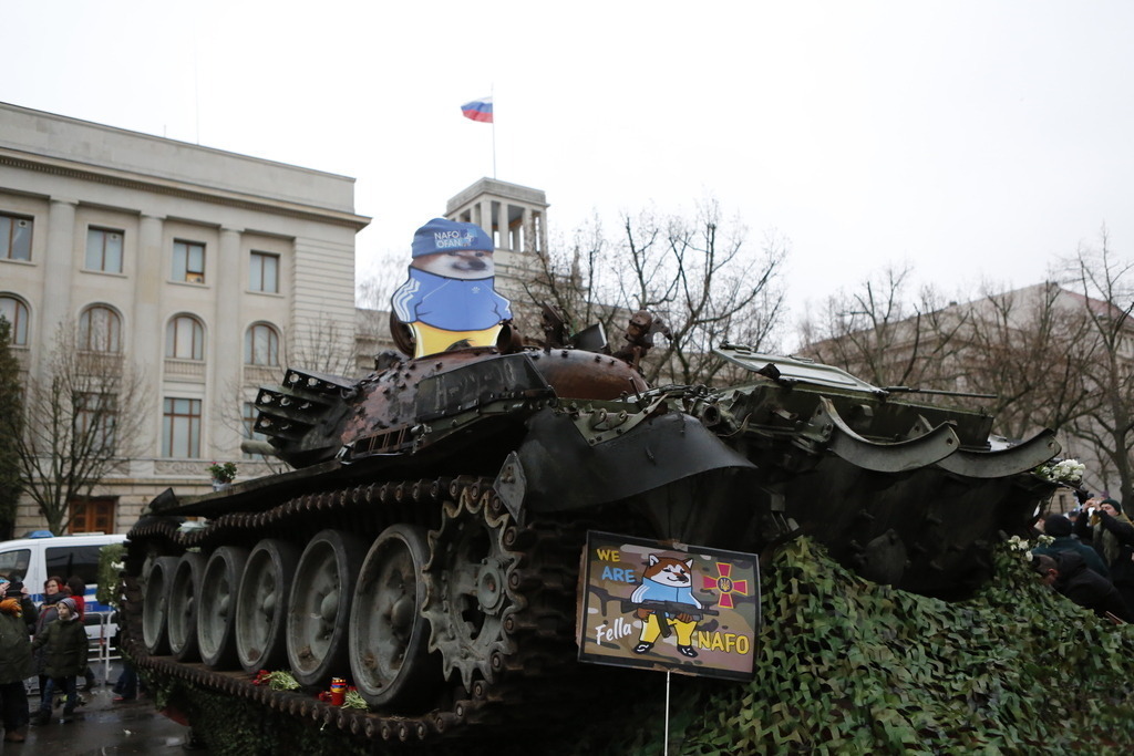 Berlin:  Panzerwrack aus der Ukraine vor der russischen Botschaft als Mahnmal gegen den Krieg | Deutschland, Berlin, 24.02.2023. Ein Panzerwrack steht vor der russischen Botschaft in Berlin-Mitte, mit dem am Jahrestag des russischen Angriffs auf die Ukraine erinnert werden soll. Der zerstörte Panzer vom Typ T-72 soll einige Tage lang vor dem Gebäude Unter den Linden als Mahnmal gegen den Krieg stehen.