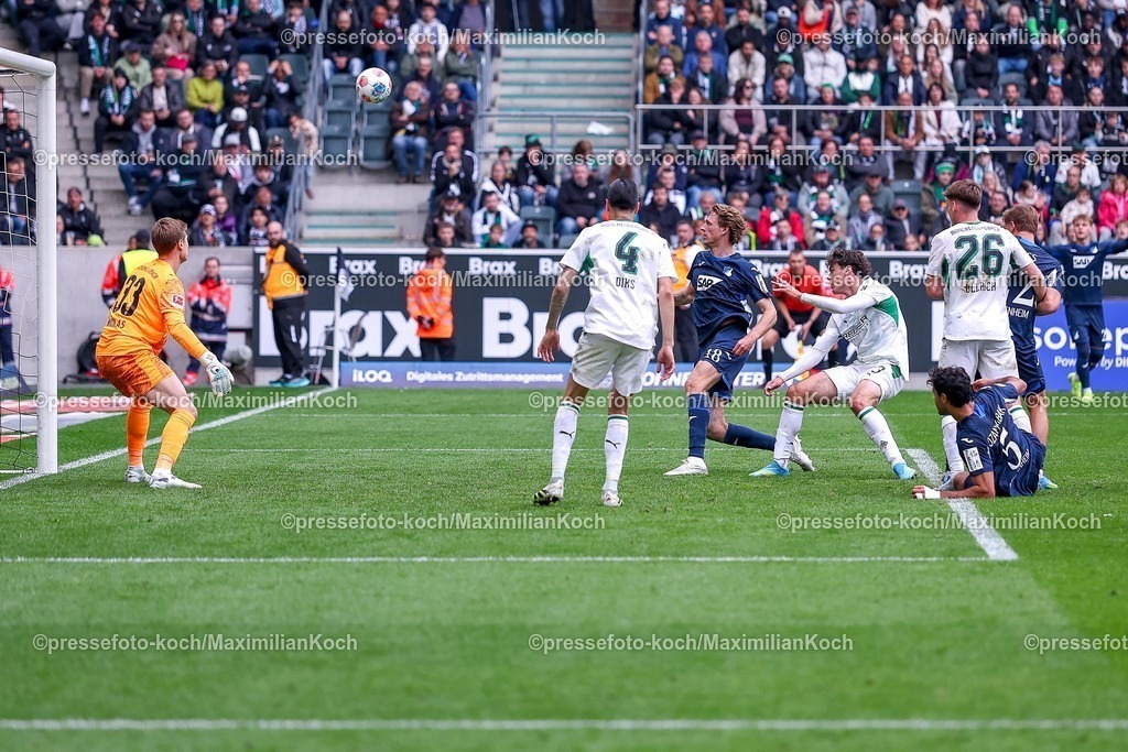 BMG16052601107 | 16.05.2026, Fußball, Borussia Mönchengladbach - TSG 1899 Hoffenheim, 1. Fußball Bundesliga, 34.Spieltag, Borussia-Park, Saison 2025 2026: Wouter Burger&nbsp;(TSG Hoffenheim #18) verschießt eine Torchance vor dem Tor von Torwart Moritz Nicolas&nbsp;(Borussia Mönchengladbach #33)  DFB regulations prohibit any use of photographs as image sequences and or quasi-video.