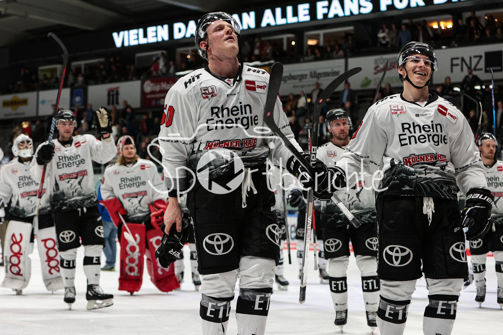 Augsburger Panther - Koelner Haie  | Die Koelner Haie feiern zusammen mit den Fans den Sieg in Augsburg