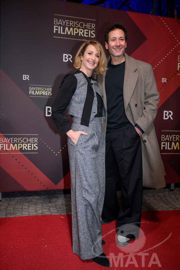 _DWI5425 | Lara Joy Körner und Alexander Kreuzer bei der Verleihung des 47. Bayerischen Filmpreises 2026  im Prinzregententheater. München, Deutschland. Der Bayerische Filmpreis wird seit 1979 von der Bayerischen Staatsregierung verliehen, um die Bedeutung des Kinofilms als Kulturgut herauszustellen - Realisiert mit Pictrs.com
