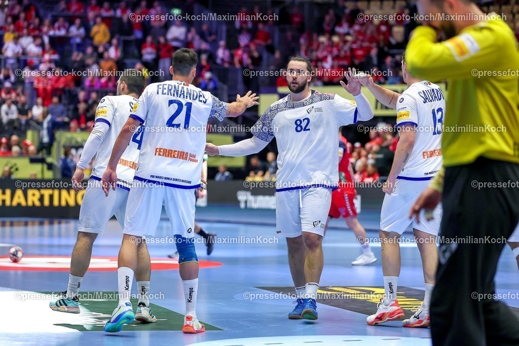 EHF26012601043 | 26.01.2026, Handball, Men's EHF EURO 2026, Norwegen - Portugal, Jyske Bank Boxen in Herning, Dänemark, Main Round:  Leonel Gomes Silva Fernandes (Portugal #21)  Luis Diogo Sousa Frade (Portugal #82)  Rocha Nogueira (Portugal #13) jubelnd 