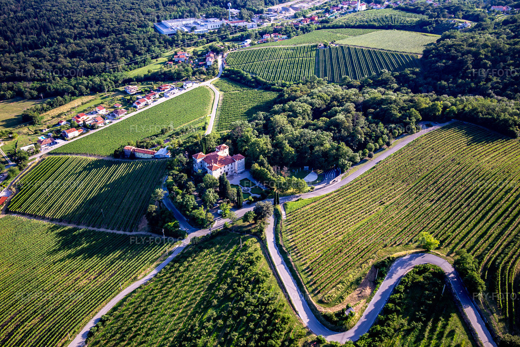 Aerial view: Burg [§2] / Goriški muzej [§2] - [§1] , Restavracija Grad [§2], Mateja Bagar s.p in the district Kromberk in Nova Gorica in the state Slovenia, Slovenia. – Photo: IMG_137458.jpg taken on 07/14/2023 by Werner Riehm/FLY-FOTO.com – Resolution of the original: 5472 x 3648 px – Goriški muzej – Restavracija Grad Kromberk - Nova Gorica, Slovenija