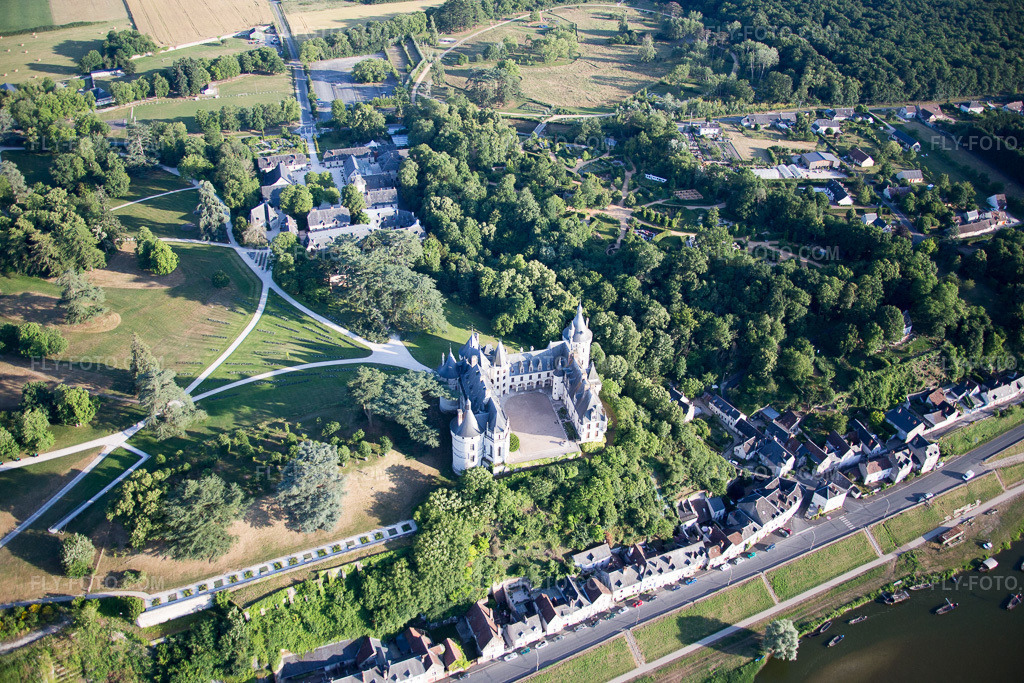 Aerial view: View of the town in Chaumont-sur-Loire in the state Loir et Cher, France. – Photo: IMG_081237.jpg taken on 06/19/2015 by Werner Riehm/FLY-FOTO.com – Resolution of the original: 5472 x 3648 px