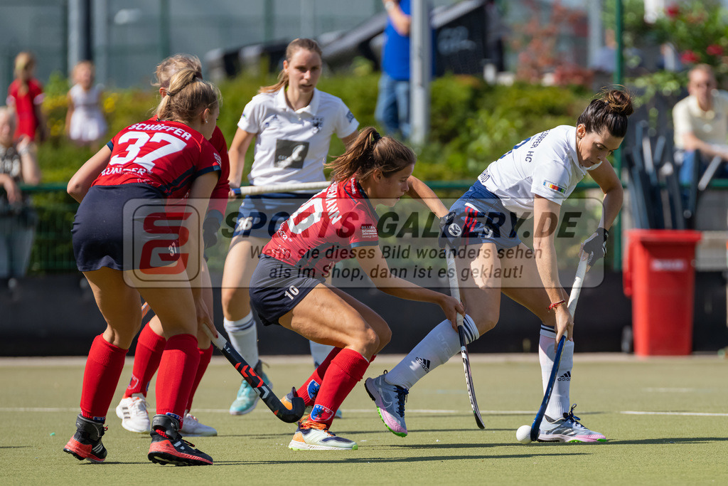 HK_20220903_109590 | 1. Bundesliga Damen Düsseldorfer HC - Berliner HC am 3.9.2022 DHC Düsseldorf, Düsseldorf , Linnea Weidemann ( Berliner HC #10 ) , Agustina Albertarrio ( Düsseldorfer HC #9 ) ,