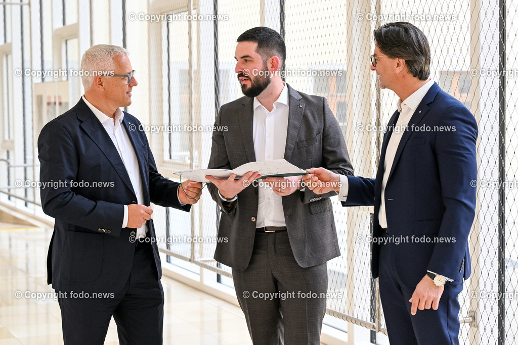 Pressekonferenz Hoedlmayr International GmbH_ 17.04.2024-3 | 17.04.2024, Presseclub Linz, AUT, Pressekonferenz Hoedlmayr International AG, Wirkungsvolle Strategien, verlässlicher Partner - Hoedlmayr baut Marktstellung weiter aus, im Bild Andreas Sundl (COO Hoedlmayr International GmbH), Johannes Alexander Hoedlmayr (designierter Geschaeftsfuehrer Hoedlmayr International GmbH), Robert Horvath (CFO Hoedlmayr International GmbH)