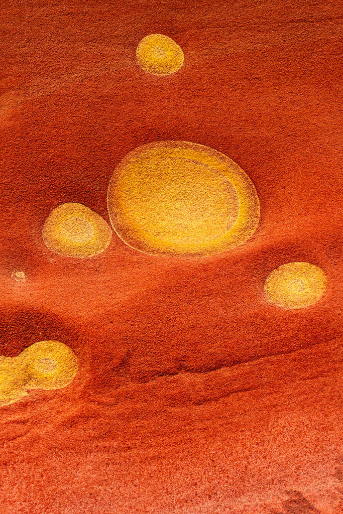 Sandstein  | Triptychon Jaizkibel I - 2 | Best. Nr. e_2025_09_1041 | Farben und Formen in Rottönen | Sandstein an der Küste des Baskenlandes - Realisiert mit Pictrs.com