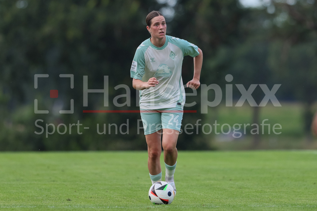 Fussball, Testspiel Frauen, Hamburger SV - SV Werder Bremen | v.li.: Lara Schmidt (SV Werder Bremen, 24) am Ball, Freisteller, Einzelbild, Ganzkörper, Aktion, Action, Spielszene