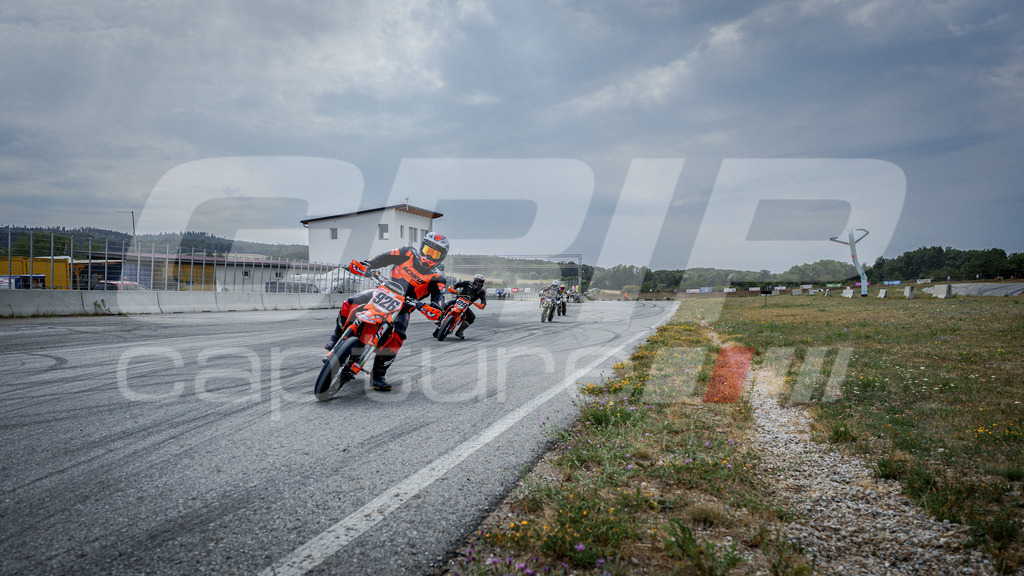 SuperMoto_Staatsmeisterschaft_Fuglau-980 | GRIPcapture steht für authentische Sportfotografie in Österreich – für Momente, die mehr sind als Geschwindigkeit oder Ergebnis. Es geht um Emotion, Spannung, Fokus und den Augenblick, der oft nur einen Wimpernschlag dauert.Ob Motorsport, Teamsport oder 