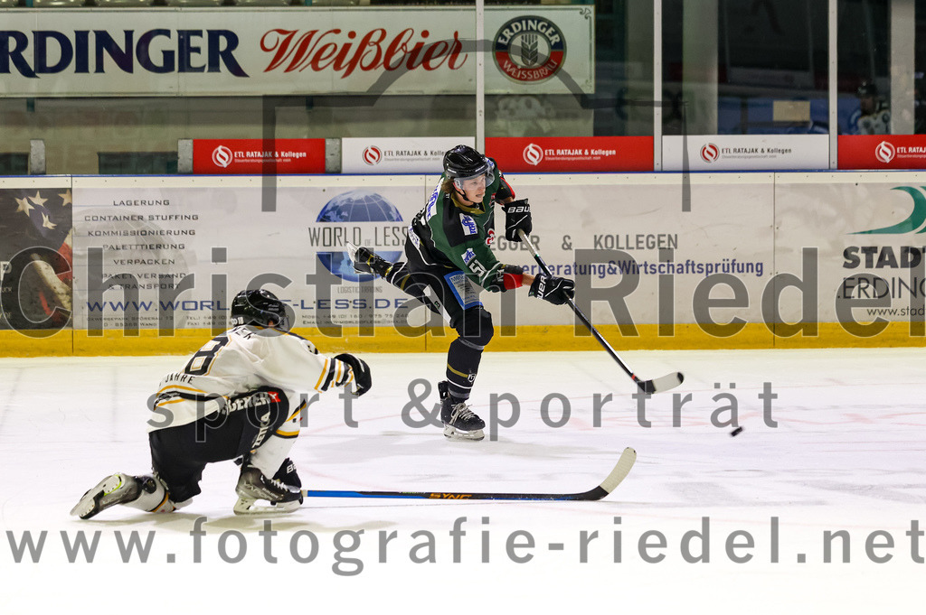 2022-09-23_097_TSV_Erding_gegen_EV_Fuessen | Erding, Deutschland, 23.09.2022:
Eishockey, Bayernliga 2022 / 2023, Testspiel, TSV Erding gegen EV Füssen, Endergebnis: 1:3

Vincent Wiedemann (EV Füssen, #8), Ryan Murphy (Erding Gladiators, #51)

Foto: Christian Riedel / fotografie-riedel.net