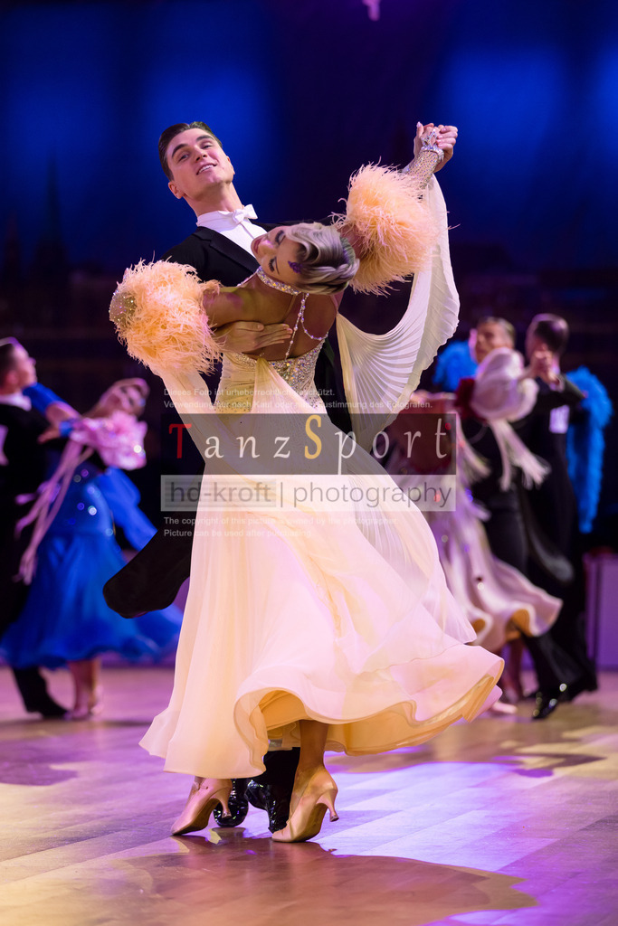 20241215_WDSF_Int_Open_Std-Riga-9113 | Tanzsportbilder, Standardtanz, Lateintanz, WDSF, DTV, LTVB, dancecomp, goc, hessen tanzt, blaues band der spree, walzer, tango, wiener walzer, slowfox, quickstepp, samba, rumba, cha-cha-cha, paso doble. jive, hd-kroft photography, turniertanzsport