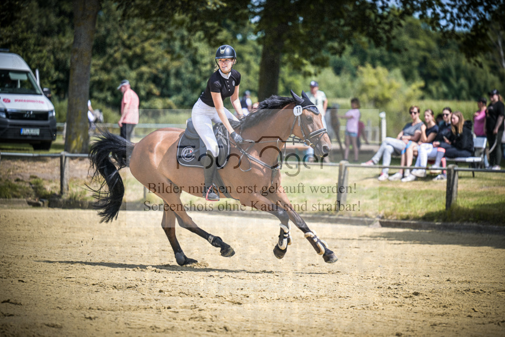 DOS_8946 | Entdecke hochwertige Reitturnierfotos von Foto Oger. Professionell, emotional und authentisch – jetzt Lieblingsmomente im Shop bestellen.Deutschlandweite Turnierfotografie. - Realisiert mit Pictrs.com