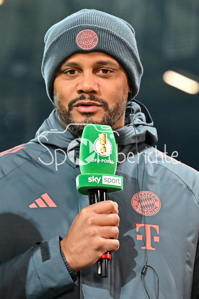 1. FC Union Berlin - FC Bayern München | BERLIN, GERMANY - 03. DECEMBER: im Bild Vincent KOMPANY Trainer FC Bayern München beim Interview mit SKY vor dem Match zwischen dem 1. FC Union Berlin und dem FC Bayern München beim Achtelfinale des DFB-Pokales im Stadion an der alten Försterei