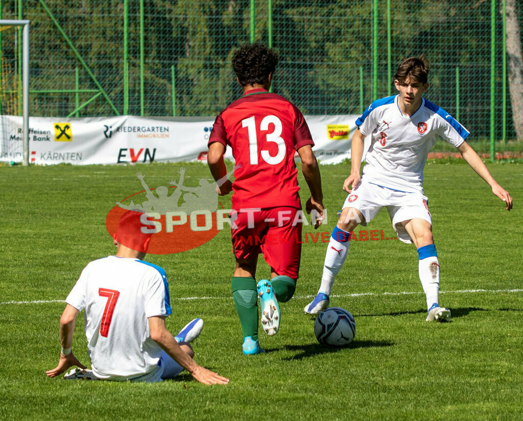 Portugal  U15 -Czech Republic U15 | SIMON WOLFL (Czech Republic #7) DUARTE SOARES (Portugal #13) JIRI ZIMA (Czech Republic #8) ; Portugal  U15 -Czech Republic U15 am 29.04.2022 in Arnoldstein
(Sportplatz), AUSTRIA, (Photo by Ernst Krawagner sport-fan.at) - Realisiert mit Pictrs.com