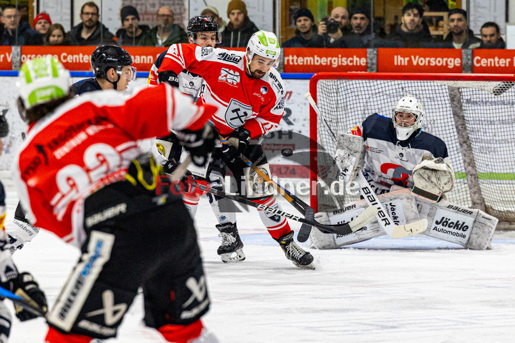 Spiel 5 Viertelfinale TSV Peißenberg Miners vs HC Landsberg Riverkings | Eishockey Bayernliga Playoffs 2023/2024, Spiel 5 Viertelfinale TSV Peißenberg Miners vs HC Landsberg Riverkings, 20240301,
Schuss von Sinan ONDÖRTOGLU (Miners 22), Abfälscher von Florian SIMON (Miners 11),
2024-03-01 in Peißenberg (Eisstadion)
11 Florian SIMON (Miners 11), 32 Moritz BORST (HCL Goali 32)
Copyright: WolfgangxLindner foto-lindner.de