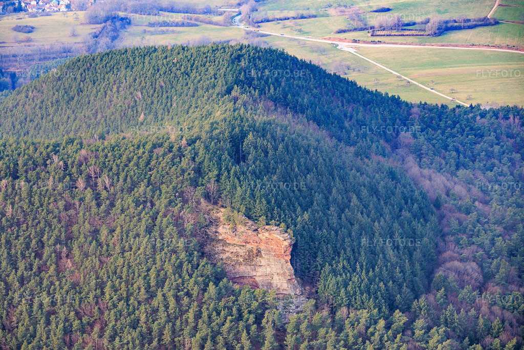 Luftbild: Schlüsselflels (Buntsandsteinfelsen) in Busenberg im Bundesland Rheinland-Pfalz in Deutschland. Foto: IMG_153388.jpg vom 06.03.2026 durch Werner Riehm/FLY-FOTO.deAuflösung des Originals: 6000 x 4000 px