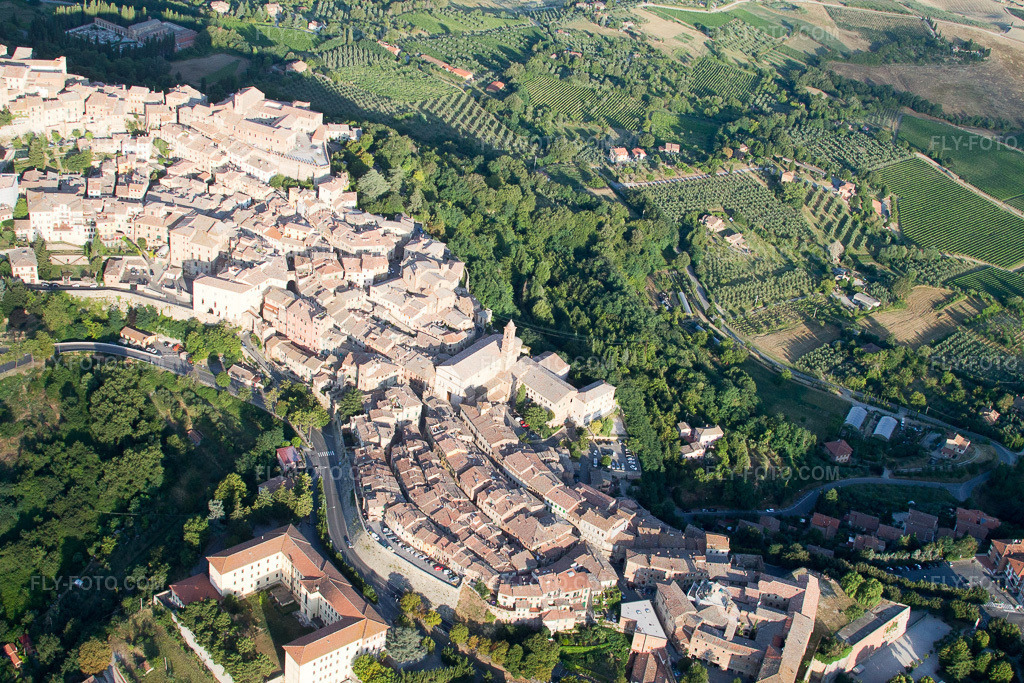 Aerial view: View of the town in Montepulciano in the state Siena, Italy.Photo: IMG_43411.jpg taken on 07/25/2011 by Werner Riehm/FLY-FOTO.comResolution of the original: 4272 x 2848 px