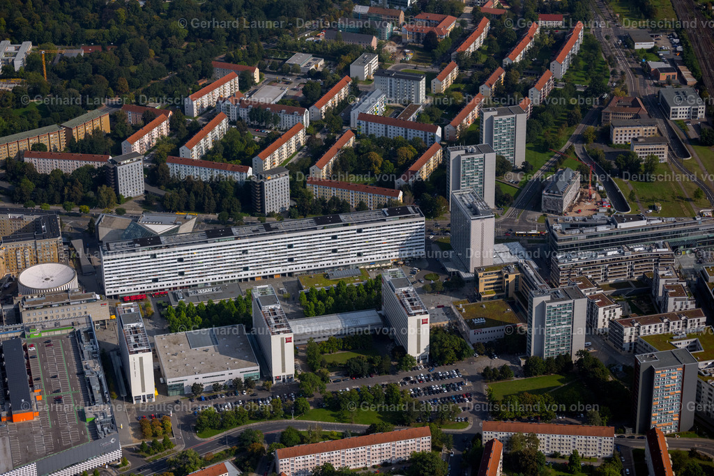 4060886 | DRESDEN 07.09.2021 Wohngebiet einer Mehrfamilienhaussiedlung an der an der Prager Straße in Dresden im Bundesland Sachsen. // Vertical view residential area of a multi-family house settlement at the Prager street in Dresden in the state Saxony. Foto: Gerhard Launer