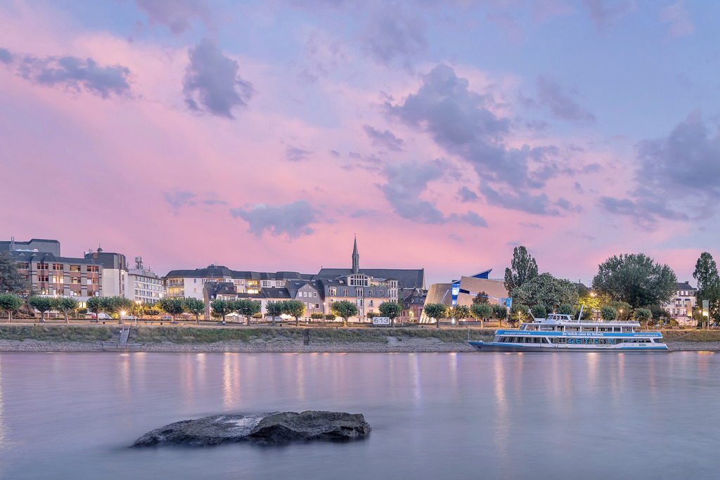 Rheinpromenade Andernach | Die Serie 'Leuchtender Rhein' zeigt den Rhein in leuchtenden Farben. - Realisiert mit Pictrs.com