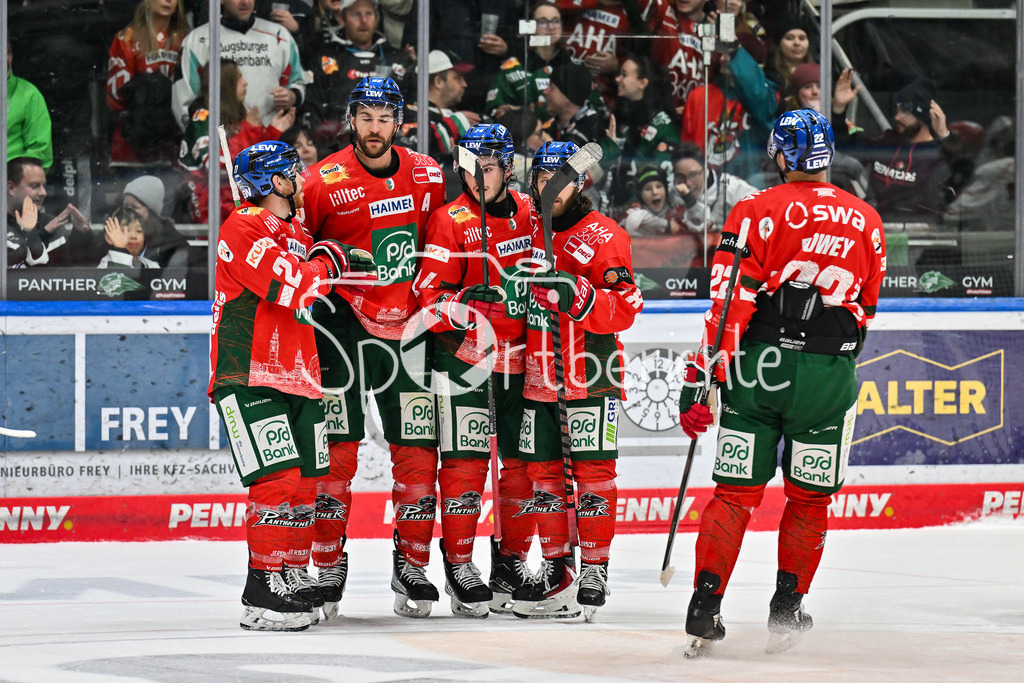 Augsburger Panther - Nürnberg Ice Tigers | AUGSBURG, GERMANY - 28. NOVEMBER: Jubel der Panther nach dem Treffer zum 1-5 durch D. J. BUSDEKER (Augsburger Panther 14) / Tor / Torschuetze / Freude / Happy beim Ligaspiel zwischen den Augsburger Panthern und den Nürnberg Ice Tigers am 23. Spieltag der Penny DEL im Curt Frenzel Stadion