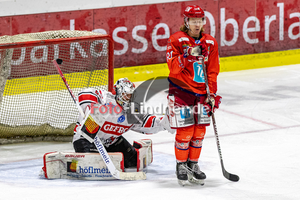 EC Peiting vs ECDC Memmingen | Eishockey Oberliga Süd 2023/2024, EC Peiting vs ECDC Memmingen, 20231103,
Sicht versperrt und Tor für Peiting,
2023-11-03 in Peiting (Eisstadion)
39 Leon MEDER (ECDC Goali 39), 80 Markus CZOGALLIK (ECP 80)
Copyright: WolfgangxLindner foto-lindner.de