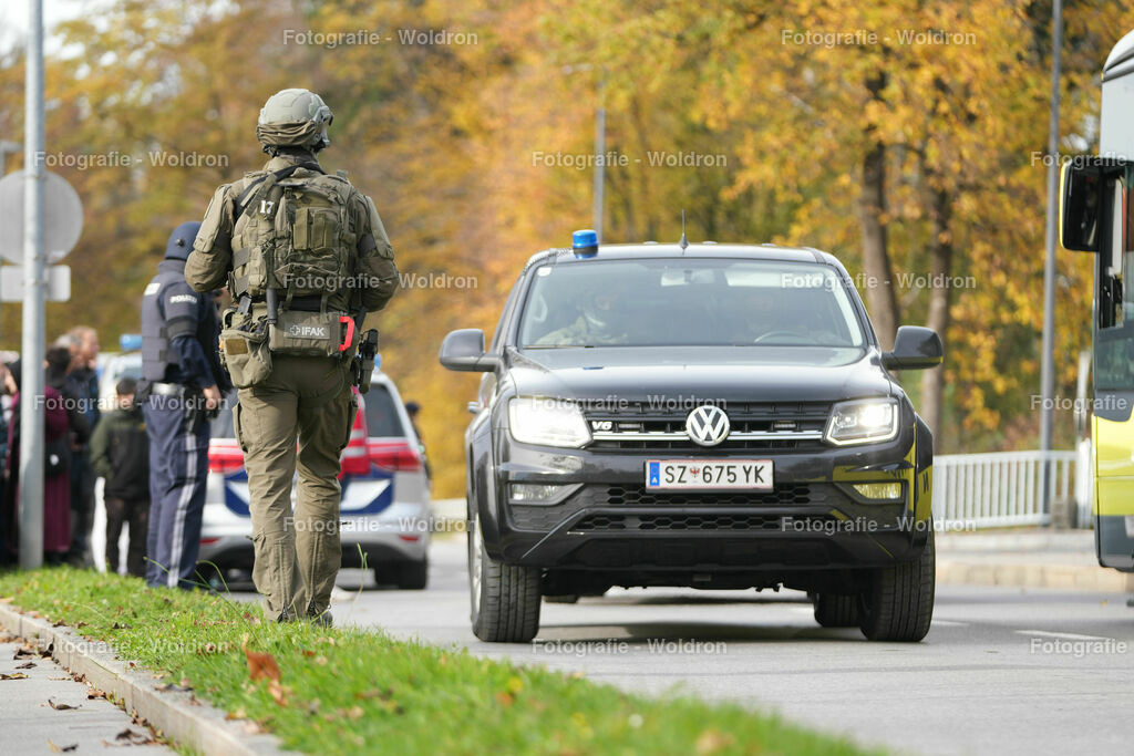 20221111 Amoklauf in Mittelschule Haselstauden | DORNBIRN, OESTERREICH - 11. NOVEMBER: Polizeieinsatz waehrend des Amoklaufs in der Mittelschule Haselstauden in Mittelschule Haselstauden on November 11, 2022 in Dornbirn, Austria.