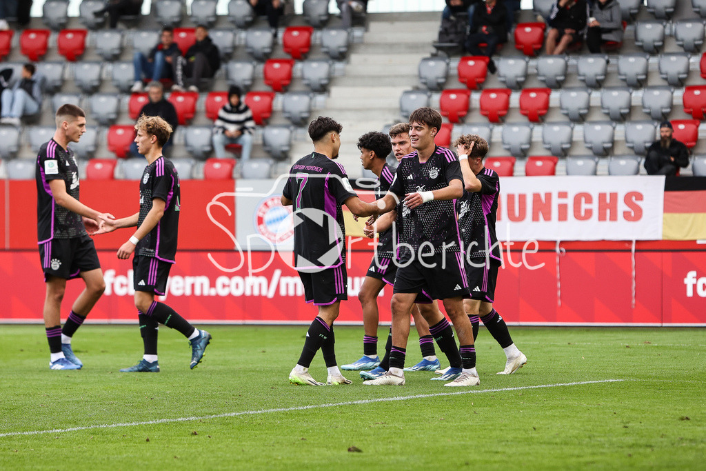 FC Bayern Muenchen U19 - 1. FC Kaiserslautern U19 | Jubel nach dem Treffer zum 1-0 durch Javier FERNANDEZ GONZALEZ (FCB #8) / Freude / tor / Torschuezte