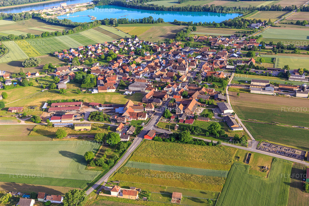 Vue aérienne: Vue du village depuis le nord, devant la gravière/l'usine de traitement de gravier de Les Gravières Rhénanes SAS à Friesenheim dans le département Bas Rhin, France – .Photo: IMG_147347.jpg prise le 29/05/2025 par Werner Riehm/FLY-FOTO.eu – Résolution de l'original: 5230 x 3486 px – CC Rhin - L'acu de la région