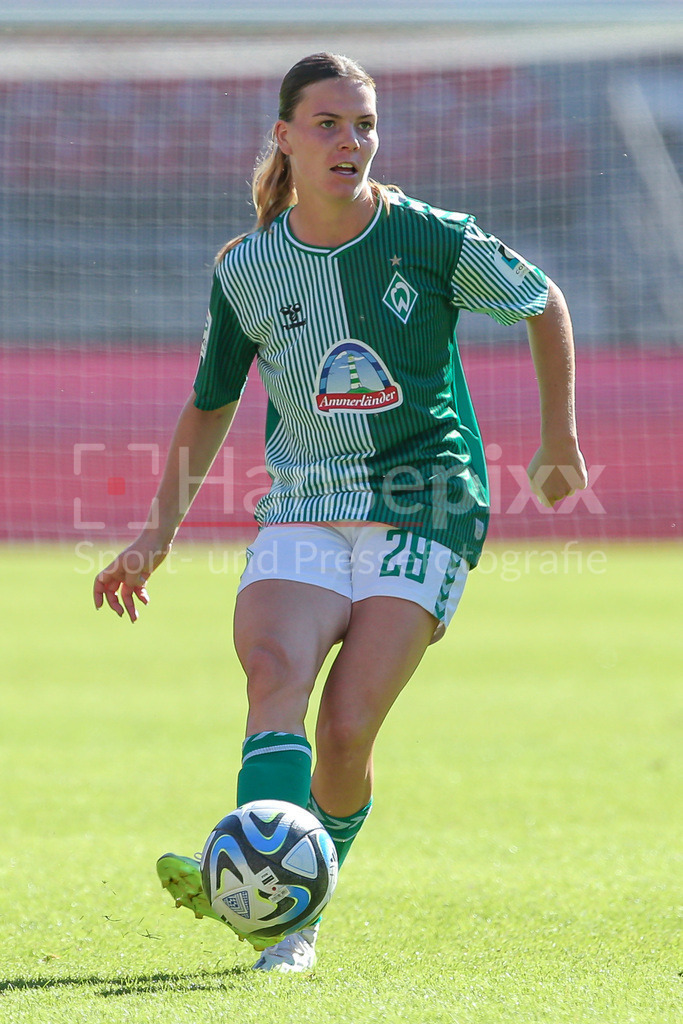 Fussball, Google Pixel Frauen-Bundesliga, 1. FC Nürnberg - SV Werder Bremen | v.li.: Juliane Wirtz (SV Werder Bremen, 28) am Ball, Einzelbild, Ganzkörper, Aktion, Action, Spielszene, DIE DFB-RICHTLINIEN UNTERSAGEN JEGLICHE NUTZUNG VON FOTOS ALS SEQUENZBILDER UND/ODER VIDEOÄHNLICHE FOTOSTRECKEN. DFB REGULATIONS PROHIBIT ANY USE OF PHOTOGRAPHS AS IMAGE SEQUENCES AND/OR QUASI-VIDEO.