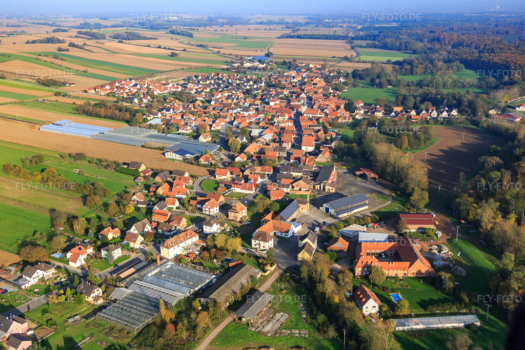 Luftbild: Ortsansicht von Südwesten in Niederrœdern im Bundesland Bas-Rhin in Frankreich. – Foto: IMG_075661.jpg vom 01.11.2014 durch Werner Riehm/FLY-FOTO.de – Auflösung des Originals: 5314 x 3543 px