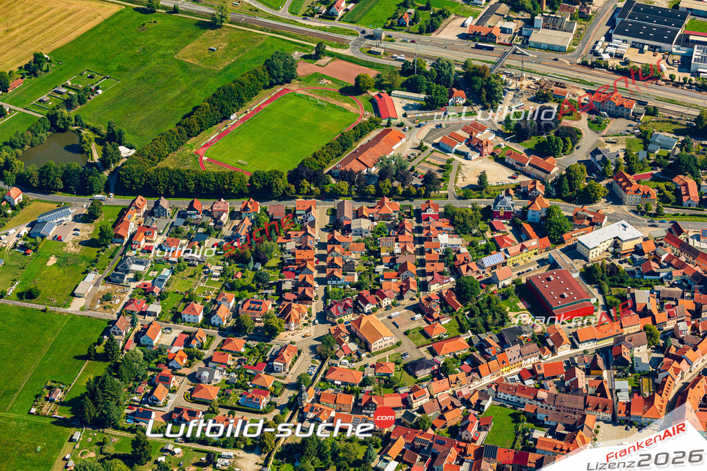 Stadt Themar von Oben- Die Luftaufnahme wurde 2025 vom UL-Flugzeug heraus erstellt ( keine Drohnenaufnahme ) - Hochauflösende Luftaufnahme - für Wandbilder und großformatige Ausdrucke geeignet. Das besondere Geschenk!Hier alle&nbsp;Infos zur Lizenzierung der LuftaufnahmeWir fliegen auch dieses Jahr wieder in Ihre Region um Luftbilder zu erstellen.- Luftbild anfragen
