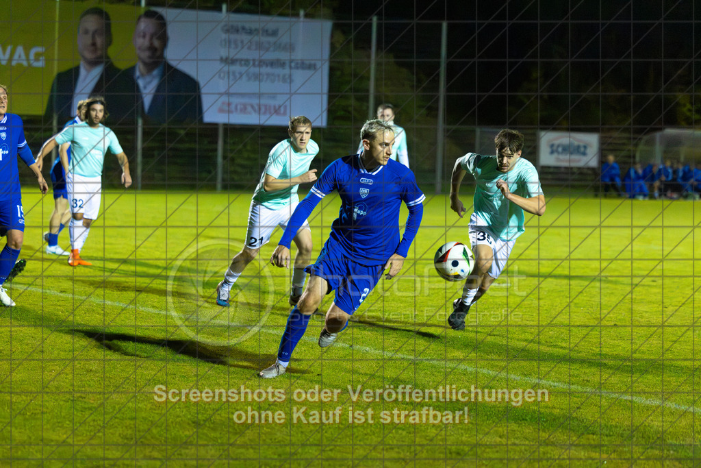 20261015_200405_0142_(c)_by_PhotoPeet | Artur Schacht (TSG Salach #35)TSG Salach (türkis) vs. VfB Neuffen (blau), Fußball, Bezirksliga - Bezirk Neckar/Fils, 08. Spieltag, Saison 2026/2027, Rasensportplatz, Staufenecker Straße, 73084 Salach, 15.10.2026 - 19:30 Uhr,Foto: PhotoPeet / Sport- &amp; Eventfotografie / Peter Harich