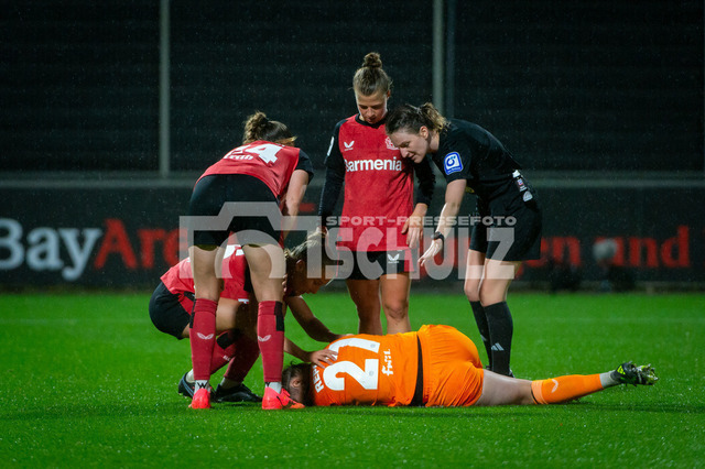 20240927_NSZ_7011 | Friederike Repohl (Bayer Leverkusen,No.27) angeschlagen am BodenDEU, Leverkusen, 27.09.2024 Fußball, Frauen, Google Pixel Frauen-Bundesliga, Saison 2024/2025, 4. Spieltag, Bayer 04 Leverkusen - TSG HoffenheimDIE DFB-RICHTLINIEN UNTERSAGEN JEGLICHE NUTZUNG VON FOTOS ALS SEQUENZBILDER UND/ODER VIDEOÄHNLICHE FOTOSTRECKEN - Realisiert mit Pictrs.com