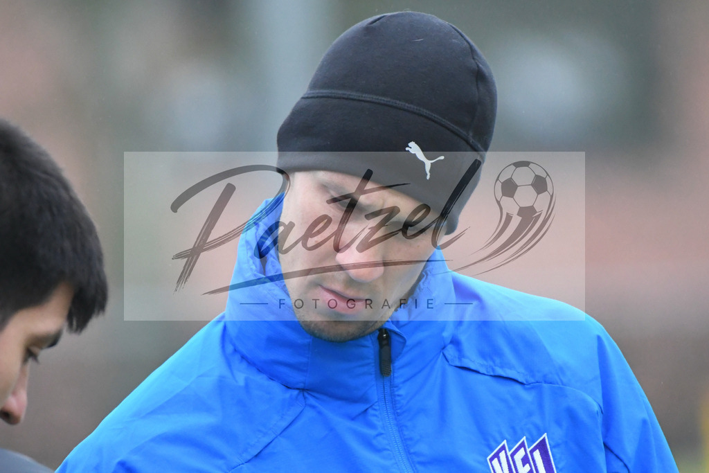 20200125_TRAOSN_0030 | Fußball, Herren: Co-Trainer Tim Danneberg (VfL Osnabrück) schaut beim Training des VfL Osnabrück am 25.01.2020 im Sportpark Illoshöhe in Osnabrück, Deutschland.(Foto von Nico Paetzel) - Realisiert mit Pictrs.com