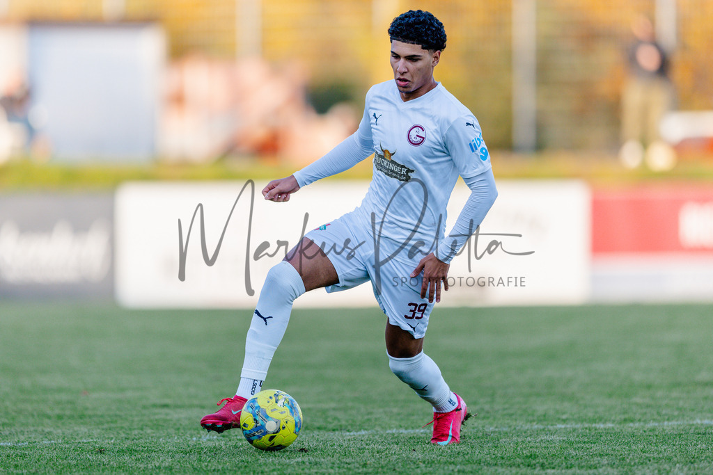 Oberliga Westfalen, Saison 2025/26, 13. Spieltag: 1. FC Gievenbeck - Türkspor Dortmund 2000 | Münster, 02.11.2025: Oberliga Westfalen, 13. Spieltag, 1. FC Gievenbeck empfängt Türkspor Dortmund 2000 im Sportpark Gievenbeck in Münster. Foto: sportfotografie.ms | Markus Paletta - Realisiert mit Pictrs.com