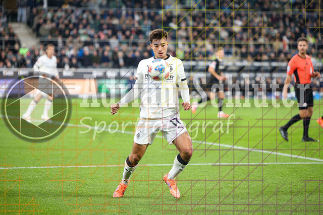 Borussia Mönchengladbach vs SC Freiburg - Bundesliga  | Mönchengladbach, Deutschland, 05.10.25:   Jens Castrop (Borussia Mönchengladbach) in Aktion am Ball, Einzelaktion waehrend des Spiels der Bundesliga zwischen Borussia Mönchengladbach vs SC Freiburg im Stadion im Borussia Park(Foto von Brauer-Fotoagentur / Adrian Schlueter)