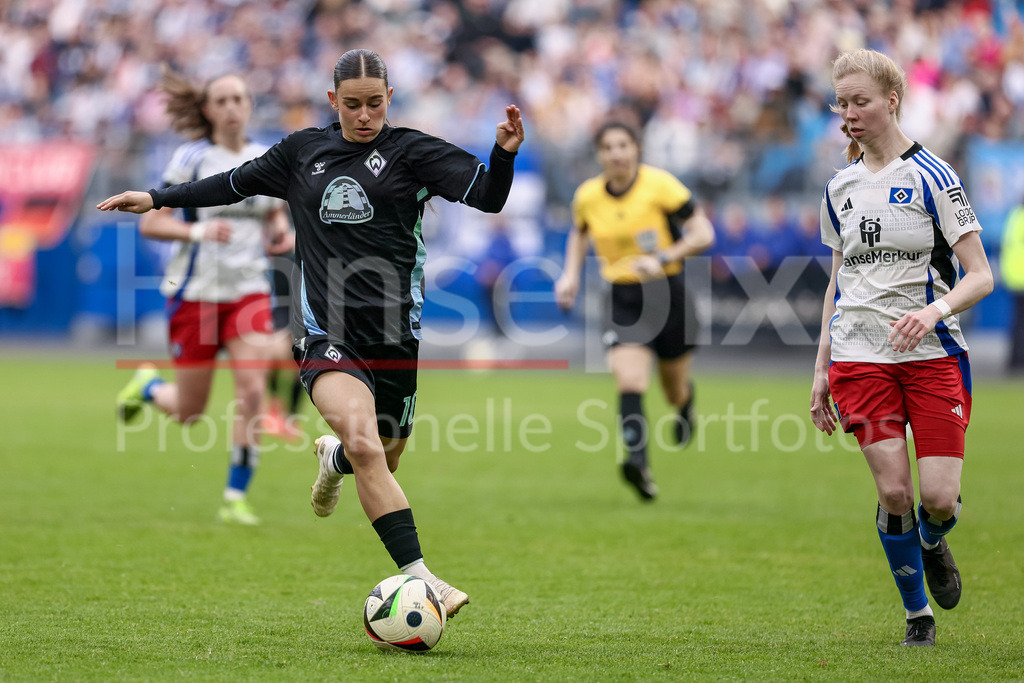 Fussball, DFB-Pokal Frauen, Hamburger SV - SV Werder Bremen | v.li.: Tuana Mahmoud (SV Werder Bremen, 10) und Jaqueline Dönges (Hamburger SV, 21), DIE DFB-RICHTLINIEN UNTERSAGEN JEGLICHE NUTZUNG VON FOTOS ALS SEQUENZBILDER UND/ODER VIDEOÄHNLICHE FOTOSTRECKEN. DFB REGULATIONS PROHIBIT ANY USE OF PHOTOGRAPHS AS IMAGE SEQUENCES AND/OR QUASI-VIDEO.
