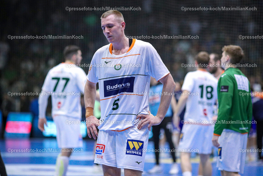 Gum1HBL27042401071 | 27.04.2024, Gummersbach, Handball, Liqui Moly Bundesliga, 30.Spieltag, Schwalbe-Arena, VfL Gummersbach - HSG Wetzlar: Rasmus Meyer Ejlersen (HSG Wetzlar) steht nach der Niederlage enttäuscht auf dem Spielfeld.