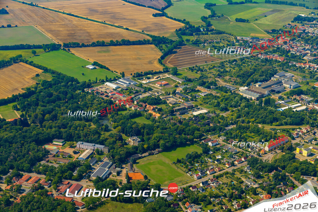 Luftbild der Stadt Tangerhütte - Die Luftaufnahme wurde 2025 vom UL-Flugzeug heraus erstellt ( keine Drohne ) - Hochauflösende Luftaufnahme - für professionelle Ausdrucke geeignet. Die Geschenkidee !Hier alle&nbsp;Infos zur Lizenzierung der LuftaufnahmeWir fliegen auch dieses Jahr wieder in Ihre Region um Luftbilder zu erstellen.- Luftbild anfragen